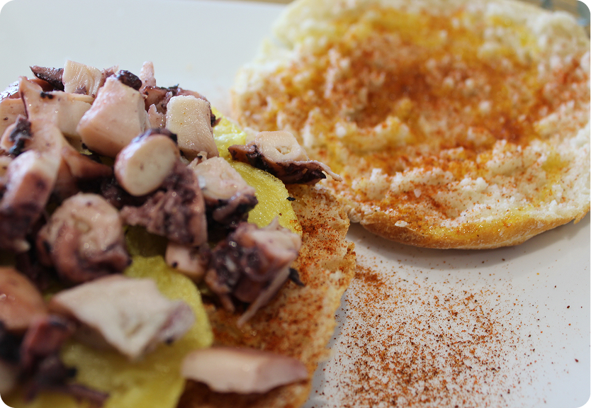 primer plano panadero femenino que vierte mezcla torta mezclada soporte magdalena 23 2148027994